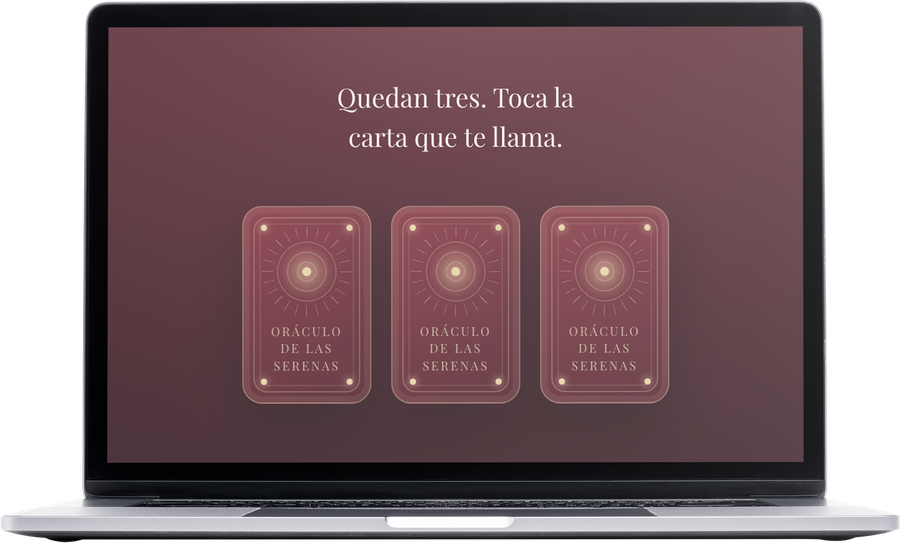 Pantalla de Serena en una laptop: tres cartas boca abajo del Oráculo de las Serenas y el texto Toca la carta que te llama.