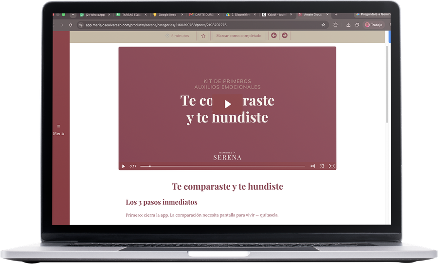 Pantalla de Serena en una laptop: un audio del Kit de primeros auxilios emocionales titulado Te comparaste y te hundiste, con los tres pasos inmediatos.