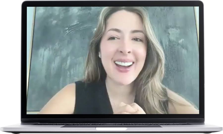 Pantalla en una laptop de María José sonriendo durante un Círculo en vivo de Serena.